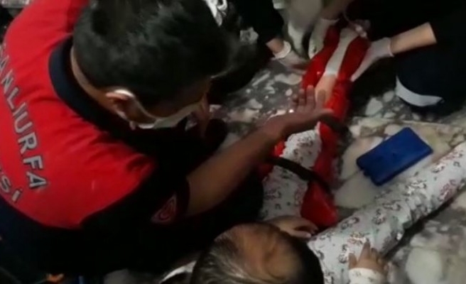 Haliliye'de küçük kızın ayağı asansöre sıkıştı!