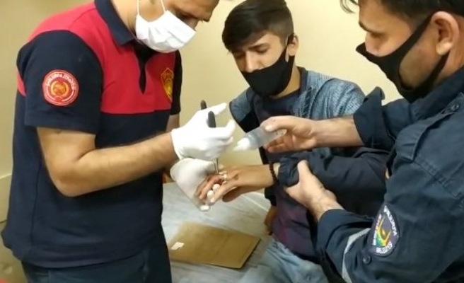 Parmağına yüzük sıkışan gencin imdadına itfaiye yetişti