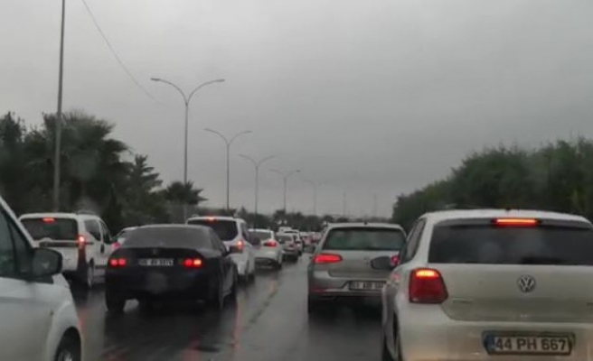 Şanlıurfa'da trafik çileye dönüştü, sürücüler dakikalarca bekledi