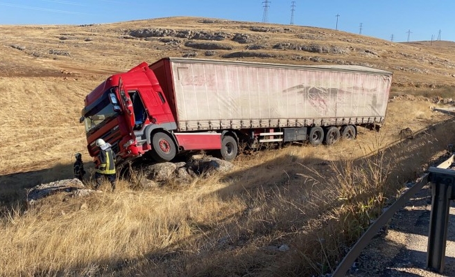 Urfa-Antep yolunda tır devrildi: 1 yaralı
