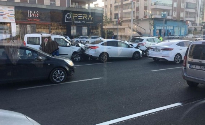 Çevik kuvvet Kavşağında zincirleme kaza!