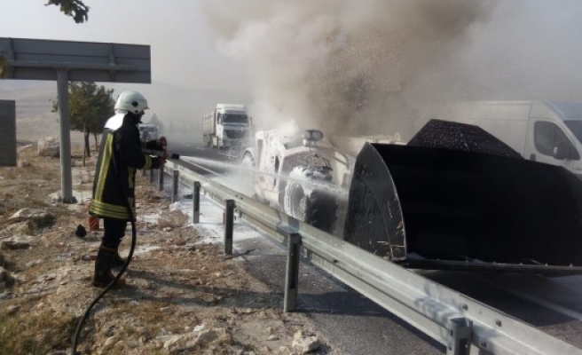 Şanlıurfa'da iş makinesi yandı