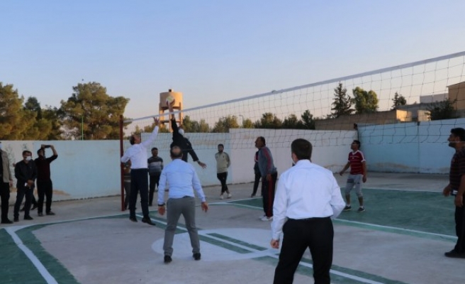 Vali Erin Suriye’de: Hem bilgi aldı hem de maç yaptı