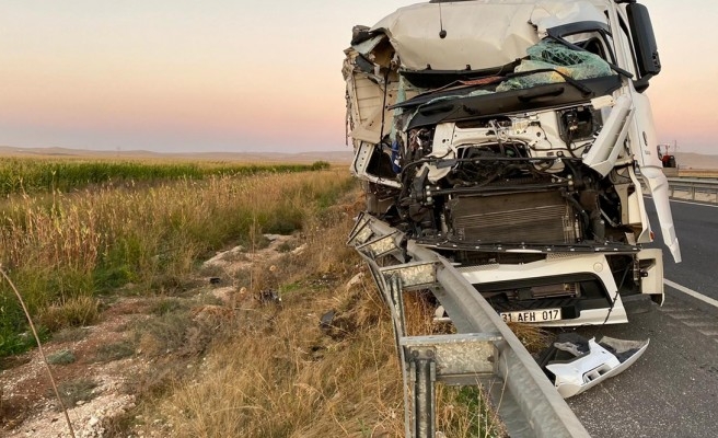 Viranşehir yolunda TIR kazası: Yaralılar var