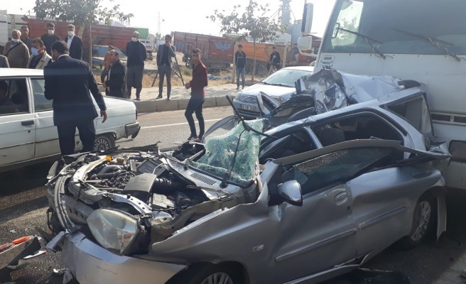 Urfa’da otomobil iki tırın arasında kaldı: Yaralılar var