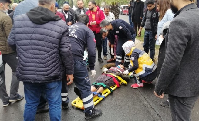 Şanlıurfa'da karşıya geçmek isteyen genç kıza araba çarptı