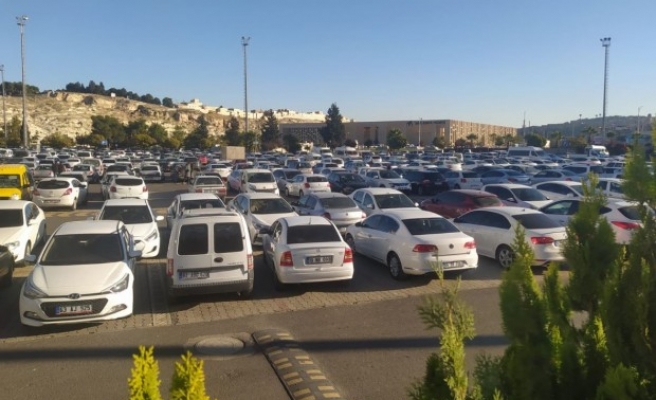 Yasak bitti, Urfalılar soluğu AVM'lerde aldı