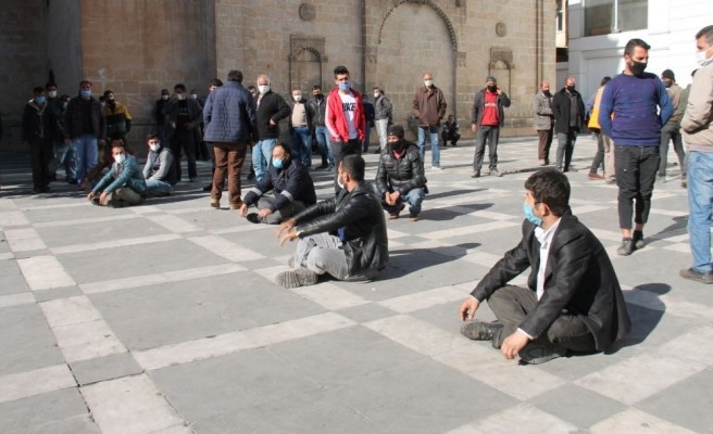 Büyükşehir Belediyesi önünde oturma eylemi!