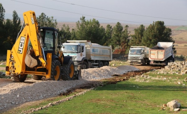Şanlıurfa’nın ilçesinde yol çalışmaları sürüyor