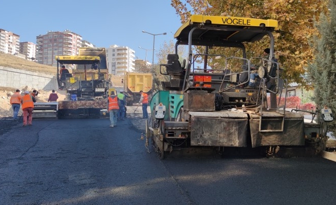 Büyükşehir kendi ürettiği sıcak asfaltı yollarla buluşturdu