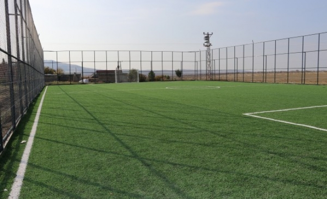 Karaköprü’de gençler için sentetik çim saha girişimi