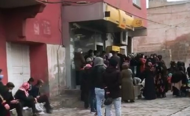 Urfa'da PTT önünde kalabalık: Kurallara uyulmadı