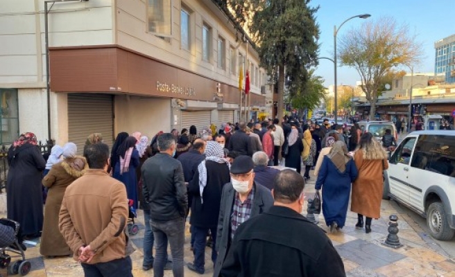 Şanlıurfa'da PTT önlerindeki yoğunluk sürüyor