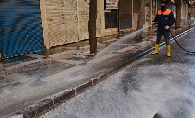Urfa’nın ilçesinde dezenfekte çalışması yapıldı