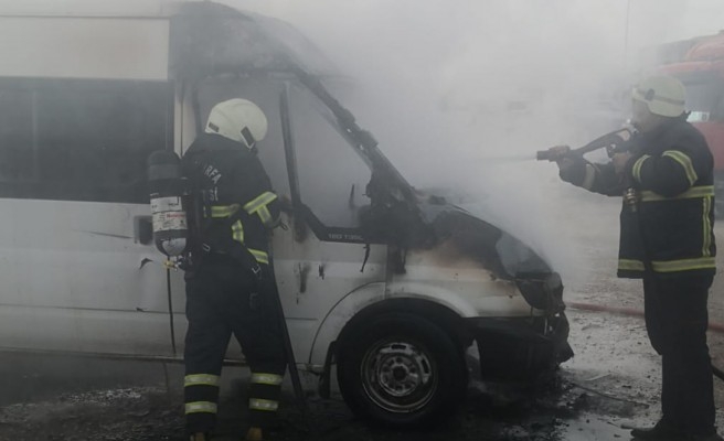 Tır garajındaki minibüs cayır cayır yandı