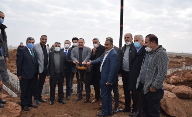 Viranşehir’de halı saha için temel atıldı