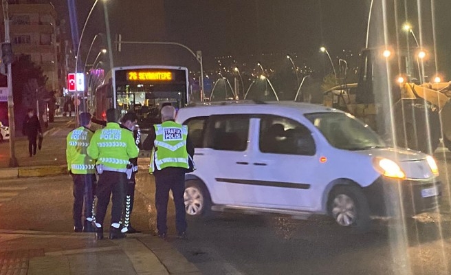 Urfa'da belediye otobüsü ile hafif ticari araç çarpıştı
