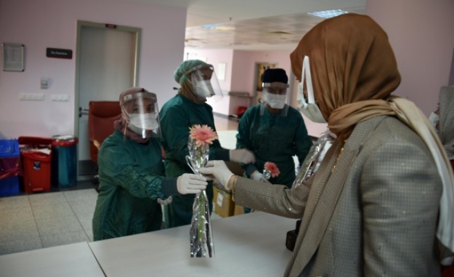 Siverek’te sağlık çalışanlarına karanfilli destek