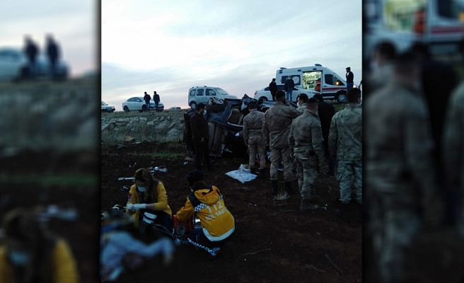 Urfa'da araç refüje çarpıp takla attı: 1 ölü 1 yaralı