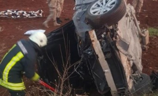 Şanlıurfa'da araç tarlaya uçtu! Ölü ve yaralı var