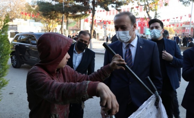 Vali Erin çocuk işçiye sahip çıktı!