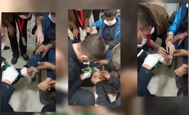 Ayağına çivi battı, imdadına itfaiye yetişti!