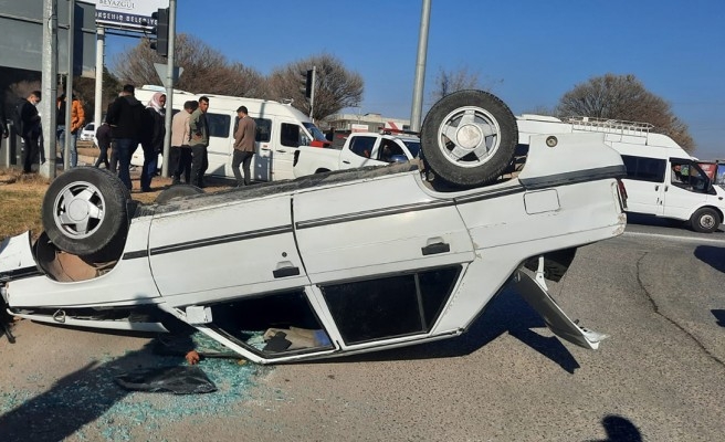 Akçakale yolunda araç takla attı: 1 yaralı