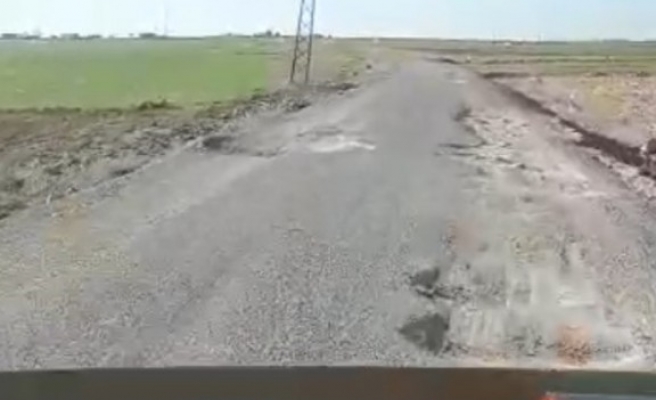 Şanlıurfa'da bir vatandaş bozuk yollara isyan etti
