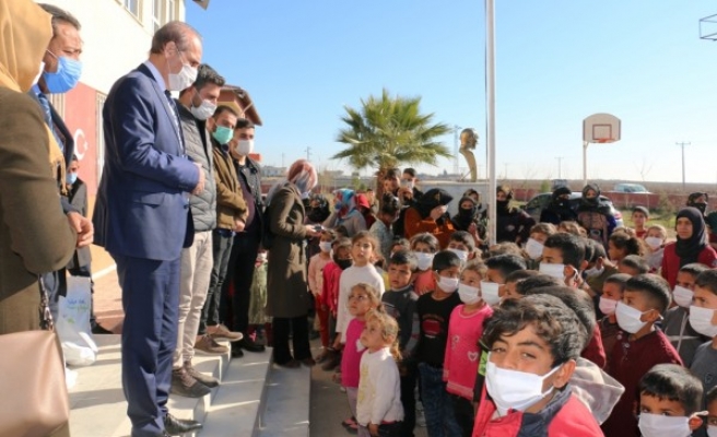 Akçakale'de 400 öğrenciye yardım! Başkan 