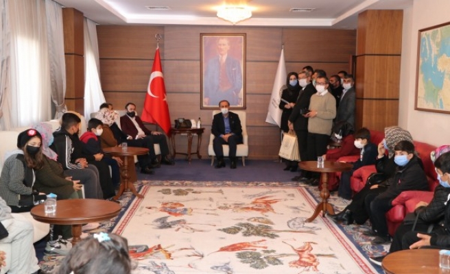 Şanlıurfa'da 100 çocuğa tablet ve hediye çeki dağıtıldı