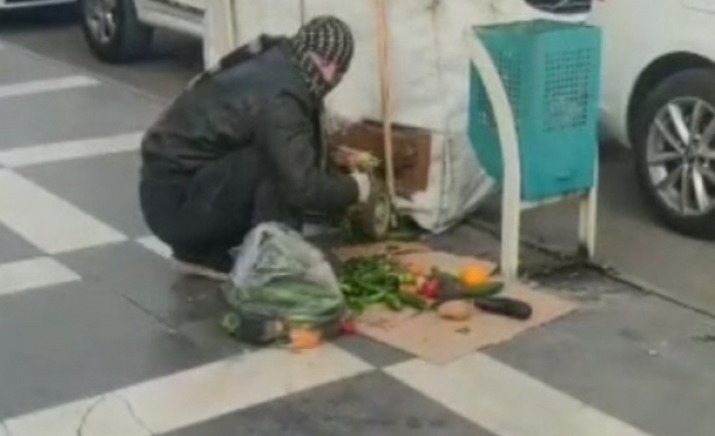 Urfa'da bir kişi çöpten çıkardığı yiyecekleri ayıklarken görüntülendi