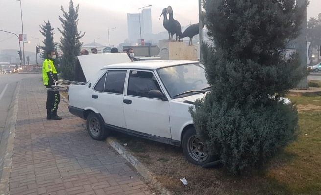 Freni tutmayan araç refüje çıktı