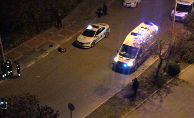 Karaköprü'de aşırı hız yapan sürücü önce ağaçlara sonra araca çarptı