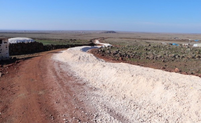 Viranşehir kırsalında yol çalışmaları sürüyor