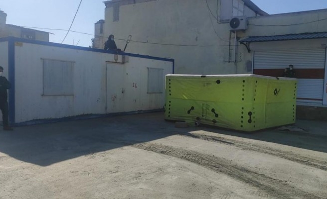 Urfa'da bir kadın konteynerin üzerine çıkarak eylem yaptı