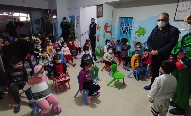 Urfalı çocuklar Hacivat-Karagöz oyunu ile eğlendi