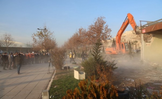 Hamarat Eller Çarşısı yıkıldı!