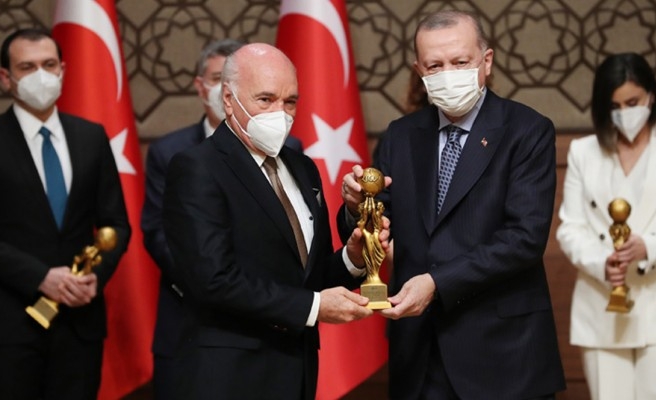 Urfalı sanatçı ödülünü Cumhurbaşkanı'nın elinden aldı!