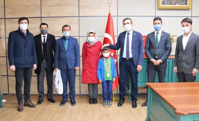 Milli Eğitim Müdürü, dünya birincisi Halil’i konuk etti