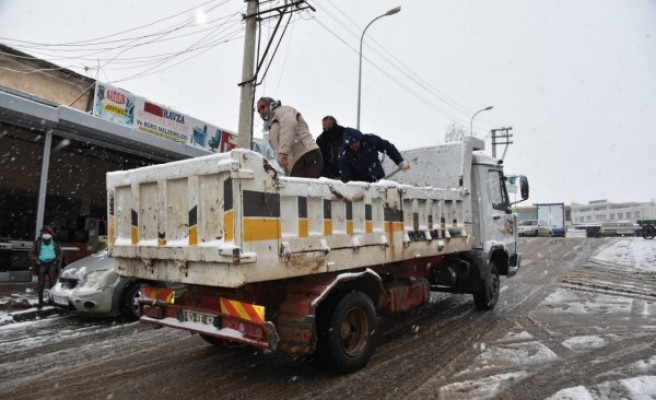 Urfa’nın ilçesinde kar harekatı: Çalışma yapılıyor