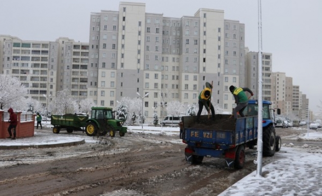 Karaköprü'de kar mücadelesi: Yollar temizlendi