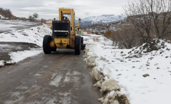Büyükşehir ekipleri, karla mücadele çalışmalarını sürdürüyor