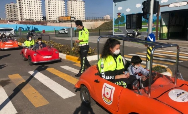 Urfa’da çocuklara trafik eğitimi veriliyor