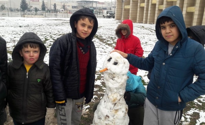 Urfa’da çocukların kar sevinci