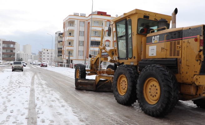 Urfa’da ekipler hem temizledi hem de kartopu oynadı