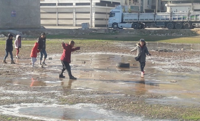 Çocukların buzla oyunu