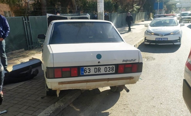 Şanlıurfa'da otomobil bariyerlere çarptı: 1 yaralı (Ek)