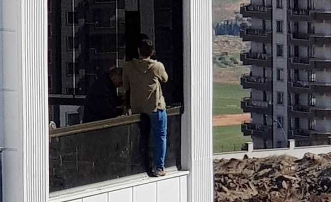 Şanlıurfa’da apartman balkonunda tehlikeli çalışma