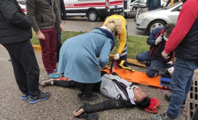 Otomobil motosikletli kuryeye çarptı