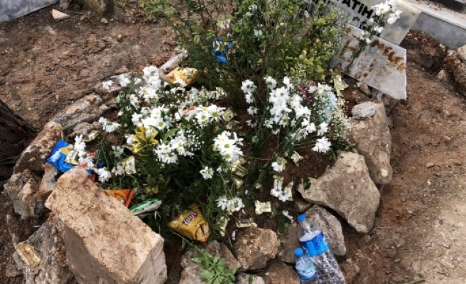 Elif’in mezarına sevdiği yiyecekler konuldu